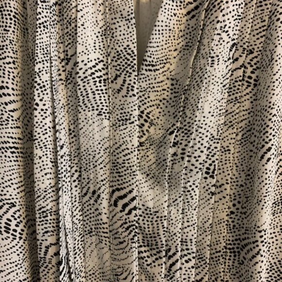 Katherine Barclay Women's Size 4 One Piece Blk/White Print Romper Shorts - Picture 4 of 10